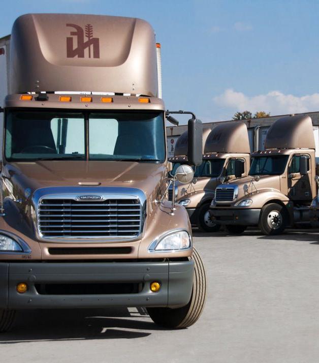 东北食品公司的卡车在马里兰州巴尔的摩市的配送中心排队.